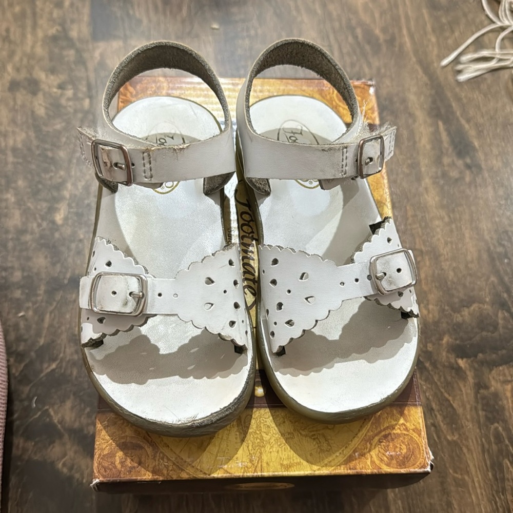 Footmates Ariel sandal size 9 in white
